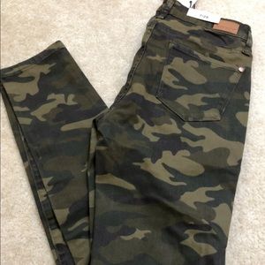 Judy Blue Camo skinny jeans 7 distressed